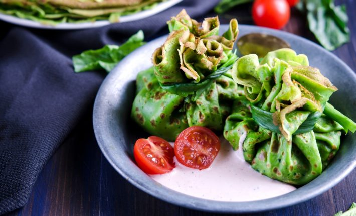 Špenátové lievance s kuracím mäsom a paradajkami