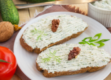 Cottage cheese s pestom, zeleninou a pečivom