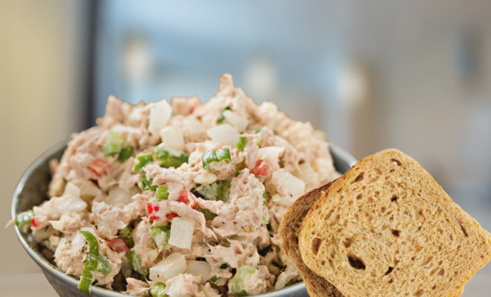 Šalát s tuniakom a syrom