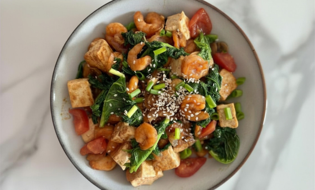 Krevety s tofu, pak choi, paradajkou a sezamom
