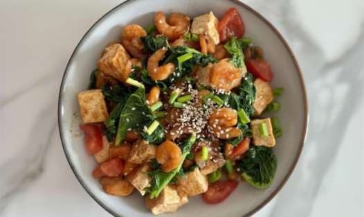 Krevety s tofu, pak choi, paradajkou a sezamom