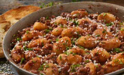 Zapekané gnocchi s mletým mäsom z jedného pekáča